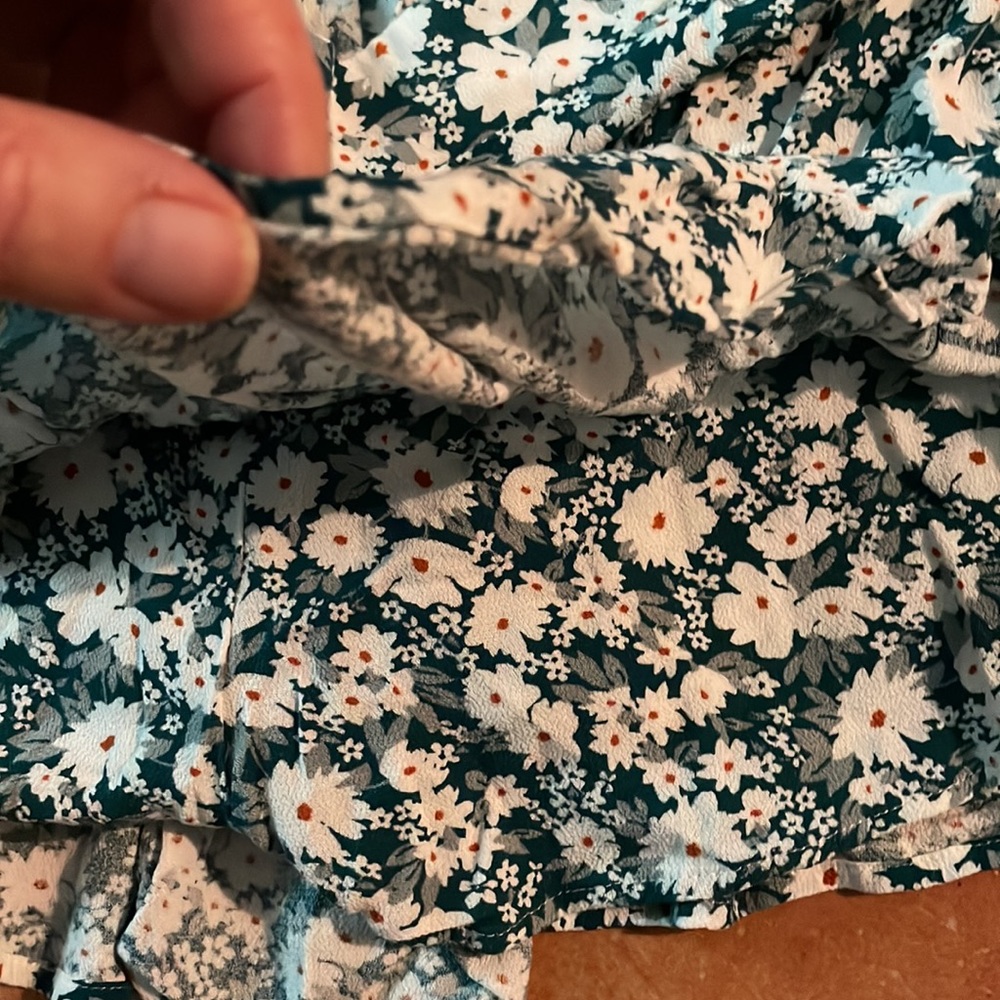 EUC - Forever 21 - green and white floral skort - juniors size Small. - Picture 6 of 7